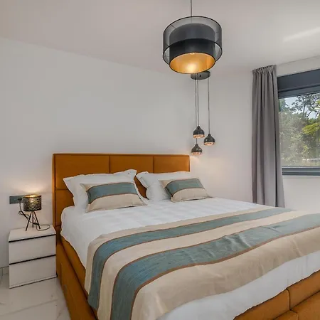 Ak Lux With Private Pool Apartman *