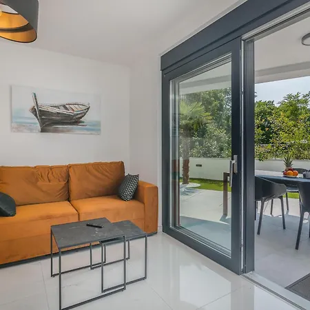 Ak Lux With Private Pool Apartament Nijvice